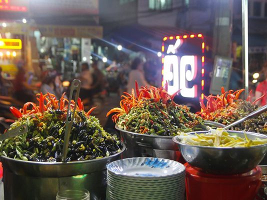 Khám phá thiên đường ẩm thực tại chợ Cồn trong tour du lịch Đà Nẵng